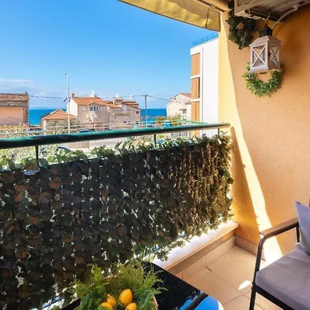 Sunny Seaside Retreat By The Διαμέρισμα Ποντστράνα