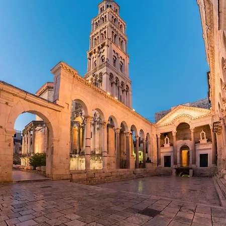 Sunny Seaside Retreat By The Podstrana