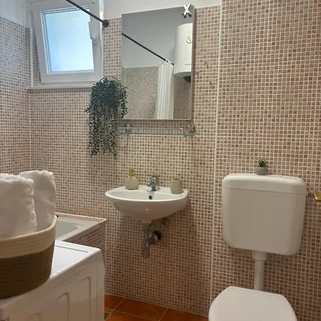 Sunny Seaside Retreat By The Appartamento Podstrana