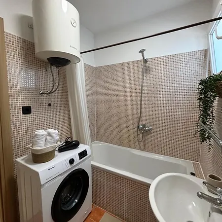 Sunny Seaside Retreat By The Podstrana