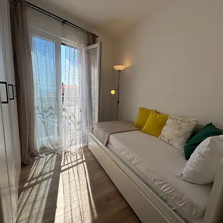 Sunny Seaside Retreat By The Appartamento Podstrana