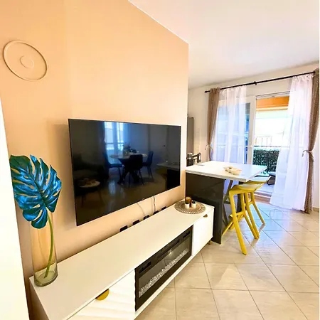 Sunny Seaside Retreat By The Appartamento