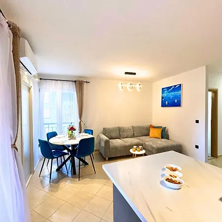 Sunny Seaside Retreat By The Appartamento *