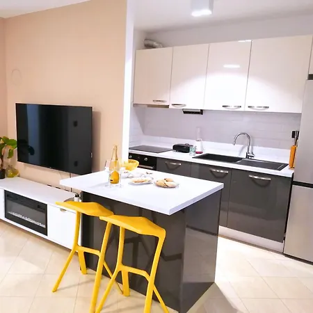 Sunny Seaside Retreat By The Podstrana