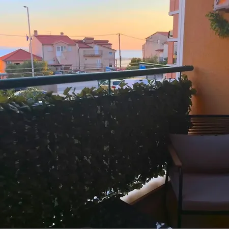 Sunny Seaside Retreat By The Podstrana