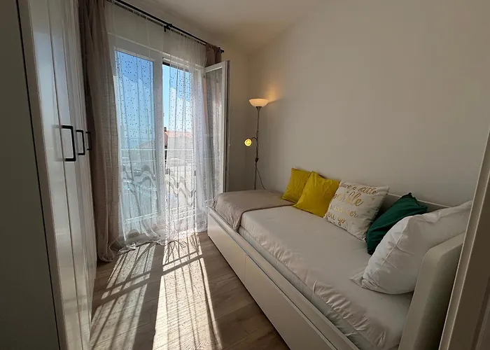 Sunny Seaside Retreat By The Apartment Podstrana