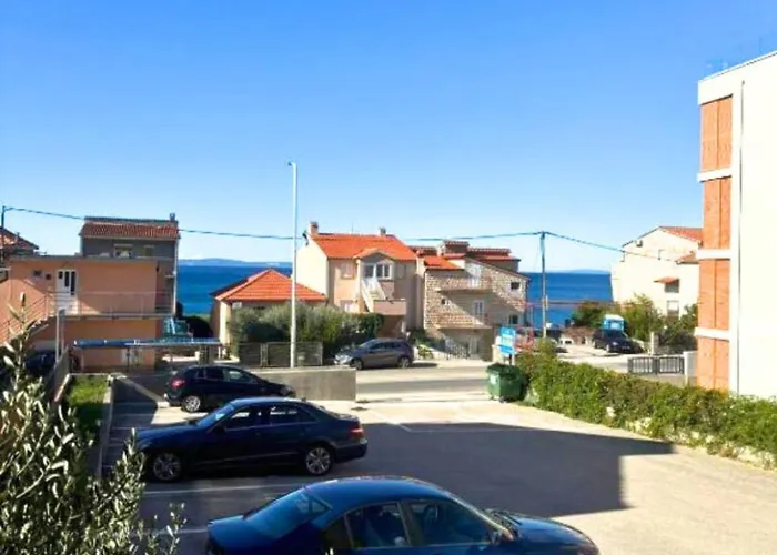Sunny Seaside Retreat By The Apartment *