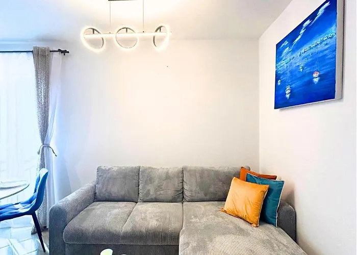 Sunny Seaside Retreat By The Apartment *
