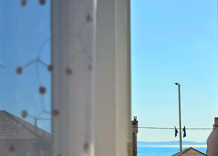 Sunny Seaside Retreat By The Apartment Podstrana